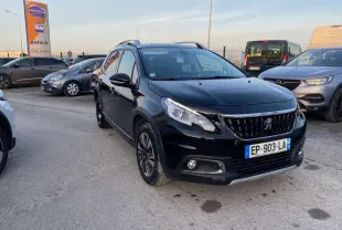 Peugeot 2008 noir Perla Nera en 3/4 avant droit, avec jantes aluminium diamantées et feux diurnes LED visibles.