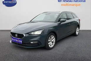 SEAT Leon IV gris Fiord en 3/4 avant droit, avec phares LED allumés et jantes alliage argentées.