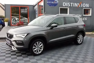 SEAT Ateca 2.0 TDI 150 Business gris foncé en vue 3/4 avant droit, avec jantes alliage et toit ouvrant.