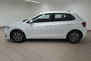 Volkswagen Polo 2024 blanc pur vue de profil côté gauche, avec jantes alliage et feux arrière LED allumés.