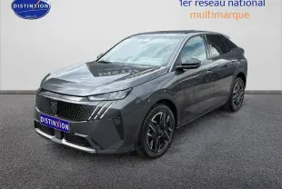 Peugeot 3008 gris titane en 3/4 avant droit, avec calandre distinctive et jantes alliage noires.