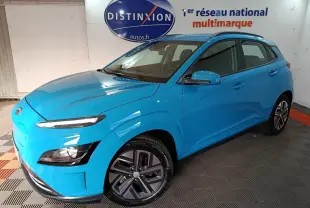 Vue 3/4 avant d'un Hyundai Kona électrique bleu vif avec jantes spécifiques et rétroviseurs assortis.