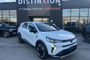 Renault Symbioz blanc nacré vue 3/4 avant droit, calandre 3D et jantes alliage noires distinctives.