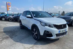 Peugeot 3008 blanc Banquise en 3/4 avant droit, avec calandre noire et jantes alliage distinctives.