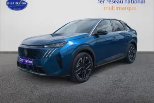 Peugeot 3008 bleu en 3/4 avant droit, avec calandre noire et jantes alliage distinctives.