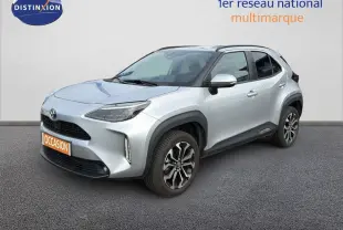 Toyota Yaris Cross gris minéral vue 3/4 avant droit, avec jantes alliage et feux LED distinctifs.