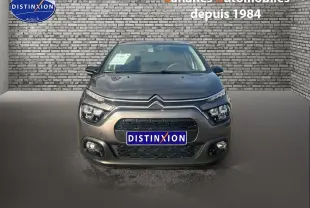 Vue avant d'une Citroën C3 1.5 BlueHDi 2023 gris foncé avec projecteurs antibrouillard et calandre distinctive.