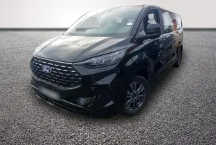 Ford Tourneo Custom noir vu en 3/4 avant droit, avec calandre imposante et jantes alliage sombres.