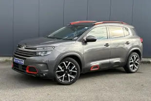 Citroën C5 Aircross gris Platinium en 3/4 avant droit avec inserts rouges et jantes alliage 19 pouces.