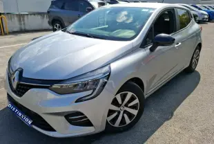 Renault Clio 1.6 E-Tech gris platine vue 3/4 avant droit, avec jantes spécifiques et calandre noire brillante.
