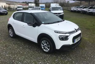 Citroën C3 blanche vue 3/4 avant droit, avec protections noires sur les bas de caisse et calandre distinctive.