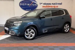 Vue 3/4 avant droit du Citroën C5 Aircross Hybrid bleu avec jantes alliage et signature lumineuse LED distinctive.