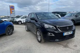 Peugeot 3008 noir vue 3/4 avant droit, avec calandre chromée et plaques d'immatriculation françaises visibles.