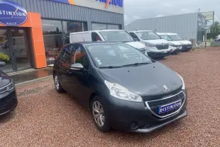 Peugeot 208 gris shark vue 3/4 avant sur parking devant concession Distinxion.