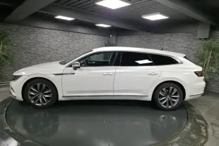 Volkswagen Arteon Shooting Brake blanc Oryx nacré, vue de profil côté gauche en intérieur avec jantes Almere 18 pouces.