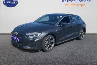 Audi A3 Sportback gris Daytona métal vue 3/4 avant droit avec jantes alliage et calandre S-Line.