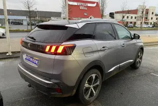 Peugeot 3008 gris Artense vue 3/4 arrière droit, feux arrière allumés et toit noir Perla Nera.