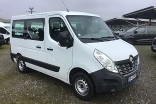 Renault Master Combi III blanc vu en 3/4 avant droit, avec pare-chocs noirs et grandes vitres latérales teintées.