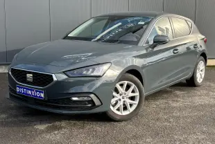 SEAT Leon 2.0 TDI 115 Style bleu Fjord en 3/4 avant droit avec jantes alliage blanches et calandre chromée.