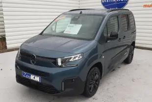 Vue 3/4 avant droite d'un Citroën Berlingo bleu Kiama 2026 avec jantes noires et calandre moderne.