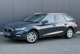 SEAT LEON ST 2.0 TDI 115 Style bleu Fjord en 3/4 avant droit, jantes alliage 16 pouces et projecteurs LED visibles.