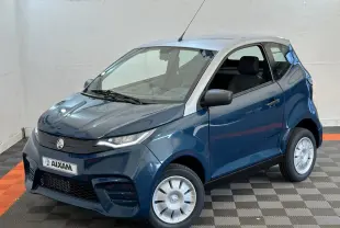 Vue 3/4 avant droite d'une Aixam Ambition 0.5 City Pack bleu 2026 avec rétroviseur caméra côté gauche.