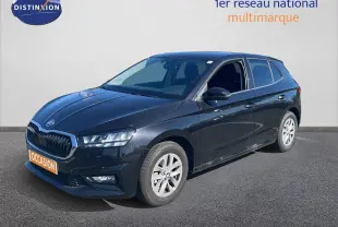 Vue 3/4 avant d'une Skoda Fabia noire métallisée, avec jantes alliage et calandre chromée brillante.