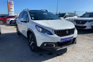 Peugeot 2008 2019 vue 3/4 avant en blanc Banquise avec jantes aluminium 17'' et toit panoramique visible