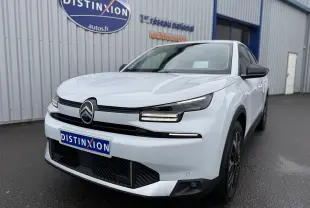 Vue 3/4 avant droite d'une Citroën C4 Hybrid 145 blanc Okenite avec calandre noire et phares LED distinctifs.
