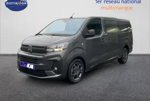 Vue 3/4 avant droit du Citroën Jumpy Cabine Approfondie gris titane métal avec calandre noire et jantes foncées.