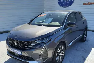 Peugeot 3008 gris platinium en 3/4 avant droit, avec calandre noire et feux LED distinctifs, stationné devant un mur blanc.