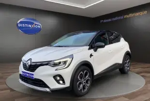 Renault Captur DCI 115 EDC Intens blanc nacré avec toit noir, vue 3/4 avant droit en showroom intérieur.