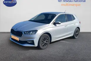 Vue 3/4 avant droite d'une Skoda Fabia 2025 en Reflex Silver Metal avec jantes noires et calandre marquée.