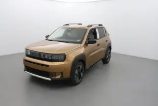 Vue 3/4 avant d'une FIAT Grande Panda 2025 bronze luna avec toit noir et jantes noires dans un studio blanc.