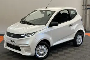 Vue 3/4 avant droit d'une Aixam Ambition E City Pack blanche 2026 avec rétroviseur caméra côté conducteur.