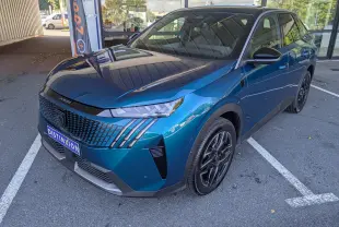 Peugeot 3008 Hybrid 145 GT bleu obsession avec toit noir, vue 3/4 avant mettant en valeur la calandre et les phares Full LED.