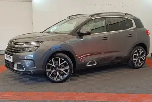 Citroën C5 Aircross Hybrid gris foncé en vue profil côté gauche, avec jantes alliage et barres de toit chromées.
