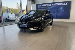 Nissan Micra IG-T 90 Tekna noire vue 3/4 avant droit en showroom avec rétroviseurs argentés et jantes alliage.