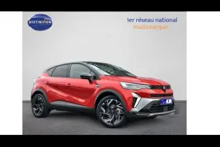 Vue 3/4 avant droite du Renault Captur 2025 rouge Flamme avec toit noir Etoilé et jantes noires distinctives.