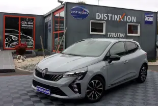 Renault Clio V 0.9 TCE 90 TECHNO gris Rafale vue 3/4 avant droit avec jantes alliage 16'' Boavista et antenne requin.