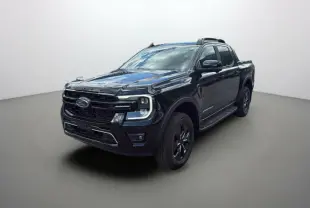 Ford Ranger 2025 noir agate en vue 3/4 avant droit, avec calandre imposante et jantes noires distinctives Stormtrak.