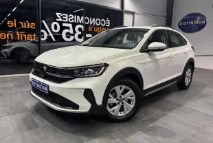 Volkswagen Taigo blanc en vue 3/4 avant droit, avec jantes alliage léger et calandre noire brillante.