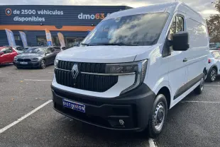 Renault Master blanc en 3/4 avant droit, fourgon avec calandre noire et pare-chocs noir mat visible en extérieur.