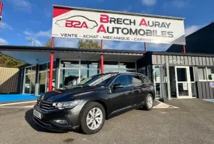 Volkswagen Passat SW gris manganèse métallisé vue 3/4 avant droit devant un garage Brech Auray Automobiles.