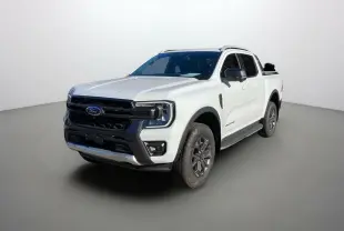Ford Ranger 2025 blanc glacier en 3/4 avant droit avec calandre noire et jantes foncées Wildtrak Plus.
