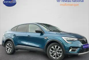 Renault Arkana bleu Zanzibar en 3/4 avant droit, SUV hybride essence avec jantes alliage et lignes fluides 2025.