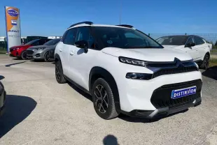 Citroën C3 Aircross blanc polaire vue 3/4 avant droit avec toit noir et barres de toit noires brillantes.