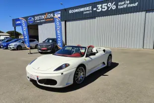 Ferrari F430 Spider blanc 60ème anniversaire vue 3/4 avant avec intérieur rouge et capote ouverte.