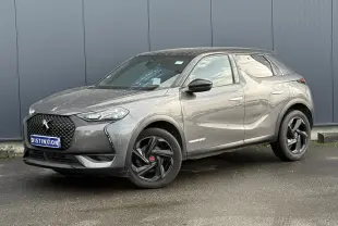 DS3 Crossback gris Platinium avec toit noir, vue 3/4 avant droit, jantes alliage 18 pouces et calandre distinctive noire.