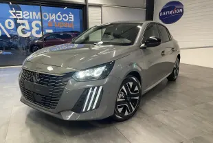 PEUGEOT 208 gris sélénium en vue 3/4 avant droit, avec calandre noire et feux LED à griffes distinctifs.